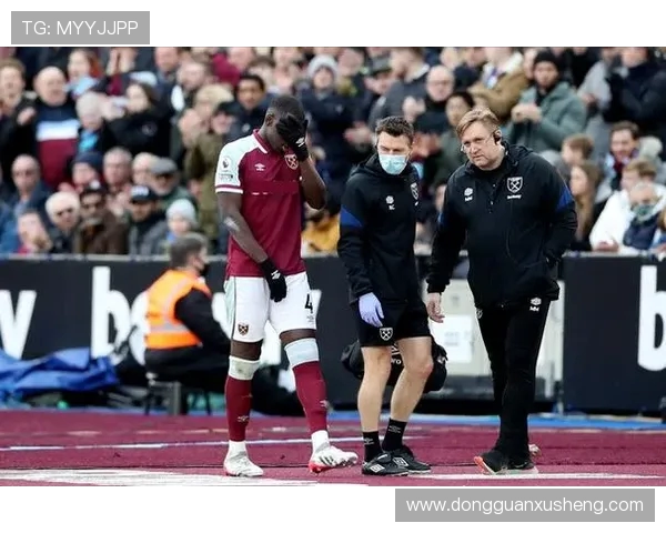 科隆球员许伯斯在对阵多特时右膝重伤 预计将伤缺数月